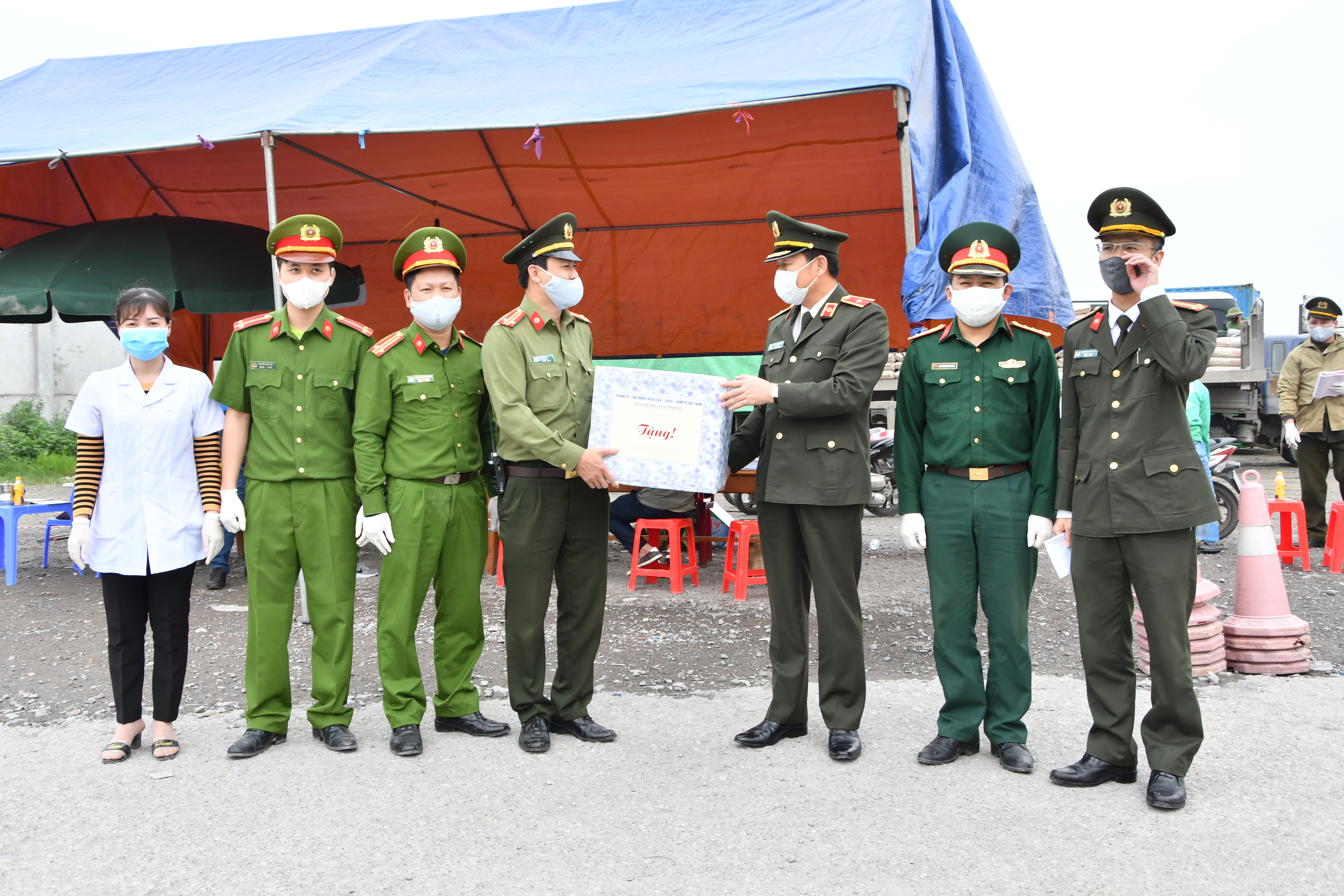 Giám đốc CATP tặng quà chốt số 5